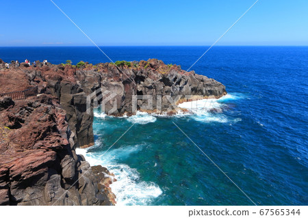 [靜岡縣]天氣晴朗的重崎海岸（伊豆半島） 67565344