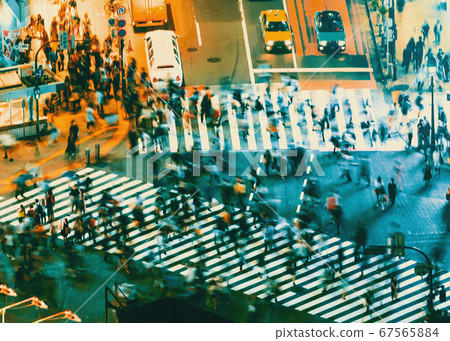 People and traffic cross the famous scramble intersection in Shibuya, Tokyo, Japan 67565884