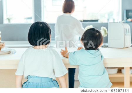 Two mothers side by side at home looking at mother's back Breakfast single mother 67567584