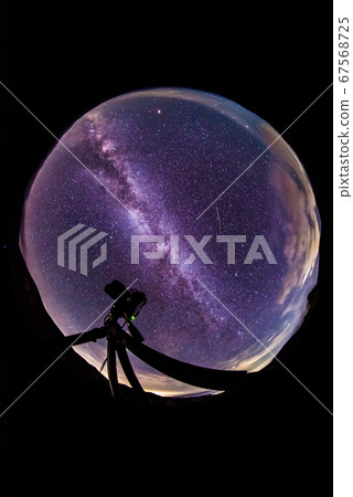 相機和夜空上空的銀河系 相機和夜空上空的銀河系 67568725