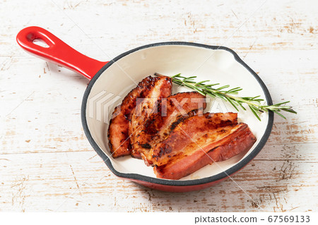 搪瓷煎鍋和濃培根 67569133