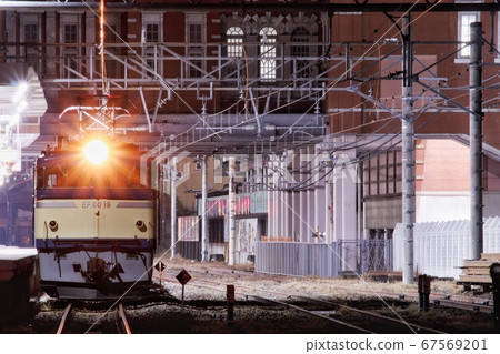 機車於深夜在深谷站停下 67569201