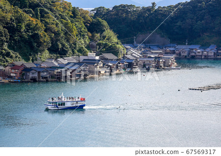 京都府秋天的Ine no Funaya從Funaya no Sato Ine看到的路邊景色 67569317
