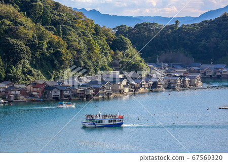 京都府秋天的Ine no Funaya從Funaya no Sato Ine看到的路邊景色 67569320