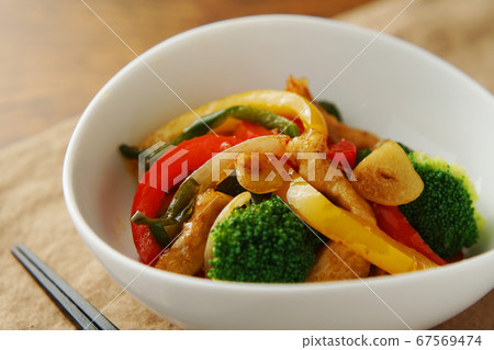 Stir-fried chicken with colorful vegetables Stir-fried chicken with colorful vegetables 67569474