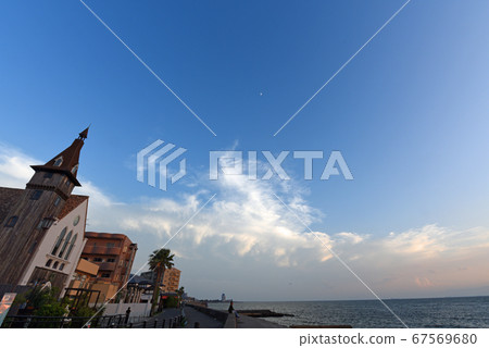 夏季舞子的大海和第一季度的月亮 67569680