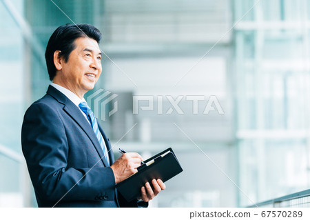 Business senior 67570289