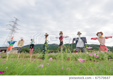 很多手工製作的稻草人 67570687