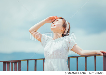 一個女人在自然中 67570688