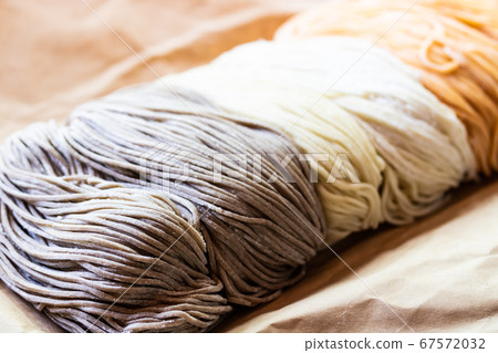 Three types of raw noodles, buckwheat, barley, and red pepper 67572032