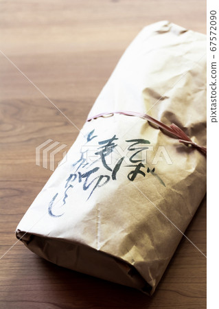 三種類型的生麵條，蕎麥，大麥和紅辣椒 67572090