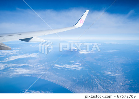從一架客機的窗戶看富士山的冬天 從一架客機的窗戶看富士山的冬天 67572709