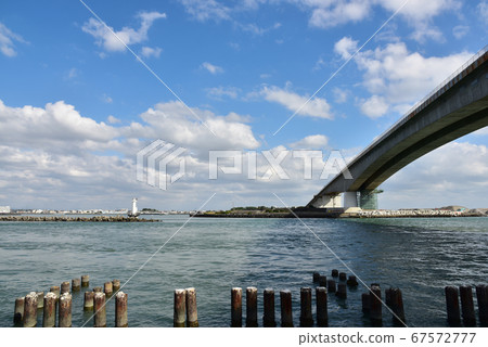 在秋天的天空下仰望濱名大橋 在秋天的天空下仰望濱名大橋 67572777