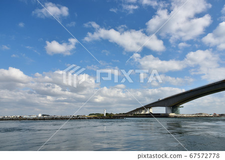 在秋天的天空下仰望濱名大橋 在秋天的天空下仰望濱名大橋 67572778