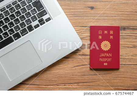護照和電腦 護照和電腦 67574467