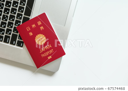 護照和電腦 67574468
