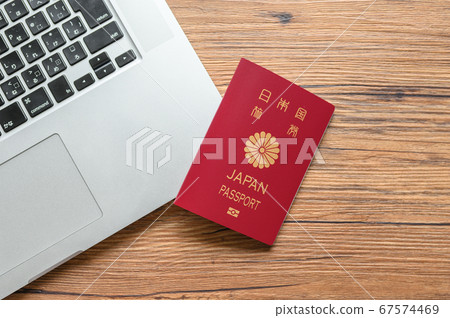 護照和電腦 護照和電腦 67574469