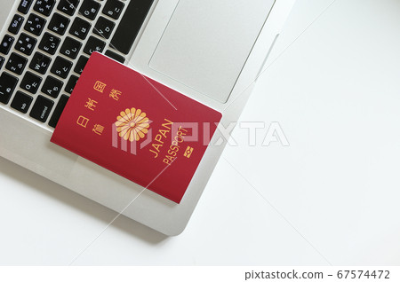 護照和電腦 67574472
