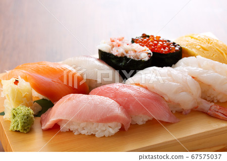 壽司木製板的形象 67575037