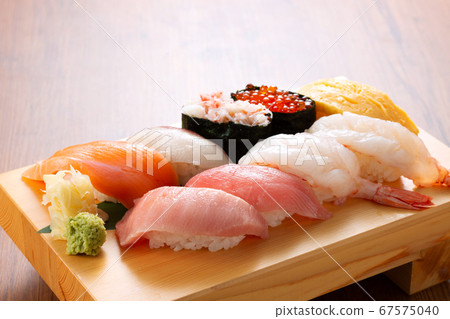 壽司木製板的形象 壽司木製板的形象 67575040