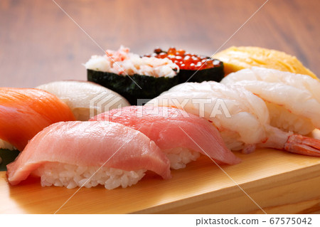 壽司木製板的形象 壽司木製板的形象 67575042