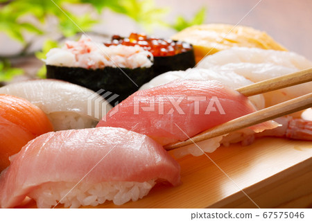壽司木製板的形象 67575046