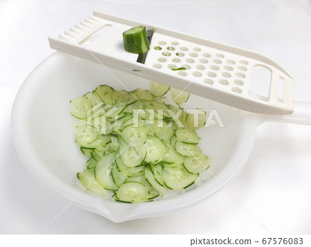 Slice the cucumber 67576083