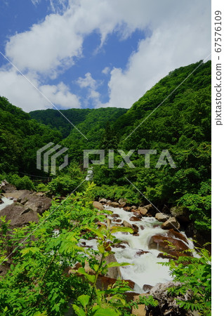 從通往日本最好的100個瀑布之一的Naenadaki的長廊欣賞河景 67576109