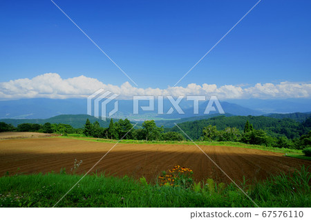 高原的風景與美麗的湛藍的天空,雲山飄飄 高原的風景與美麗的湛藍的天空,雲山飄飄 67576110