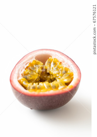 Passion fruit cut in half (from Kagoshima prefecture) 67576121