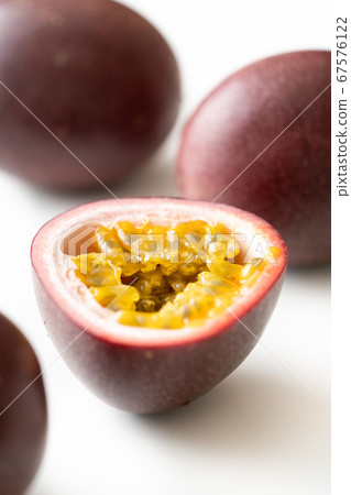 Passion fruit cut in half (from Kagoshima prefecture) 67576122