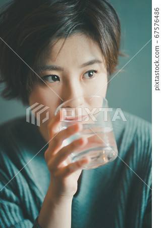 一個女人喝水 67576486