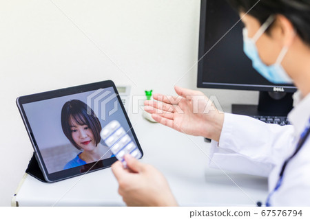 A doctor explaining a drug online 67576794