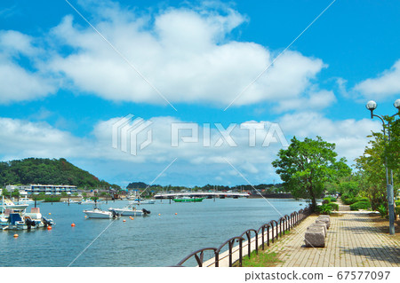 深藍色的天空和漁船停泊的港口 深藍色的天空和漁船停泊的港口 67577097