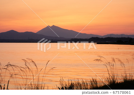 View of Mt. Tsukuba seen from Kasumigaura (silhouette) 67578061