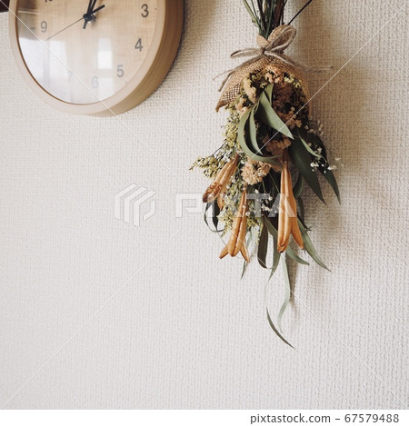 Dried flower swag 67579488