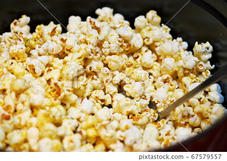 Fresh popcorn 67579557
