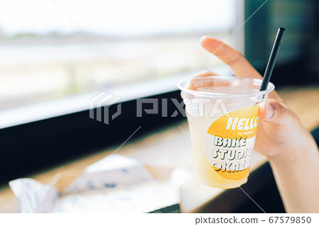 靠窗的午餐汁 67579850