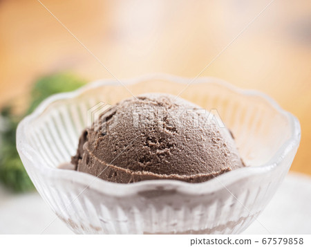 Chocolate ice cream 67579858
