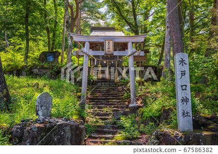 信州奧蓼科的夏天，涼爽的橫谷峽谷（橫谷峽谷），木戶口神社 67586382