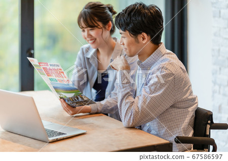 男人和女人在看旅行手冊時制定計劃 67586597