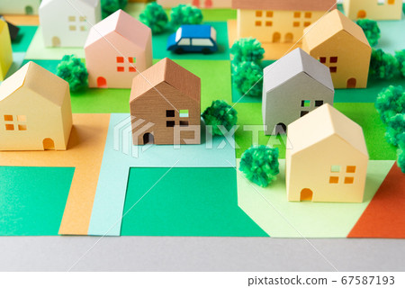 Various types of real estate: buildings and public roads, cul-de-sac and deformed land, road access obligations, houses for sale 67587193