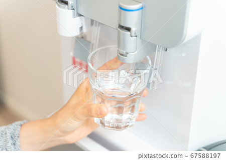 女性零件將水從飲水機切成杯子 女性零件將水從飲水機切成杯子 67588197