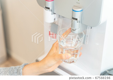 女性零件將水從飲水機切成杯子 67588198