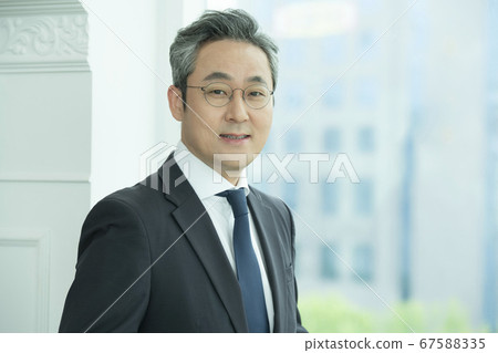 商務西裝男人 67588335