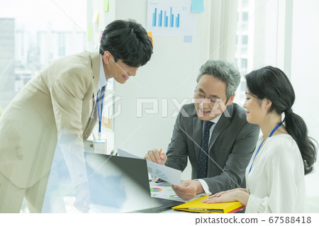 Business, meeting, men and women 67588418