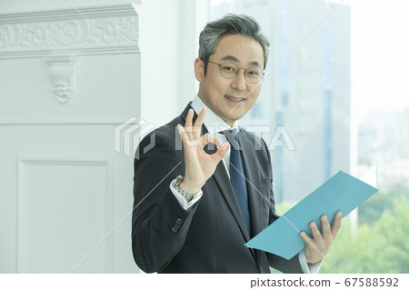 商務西裝男人 67588592