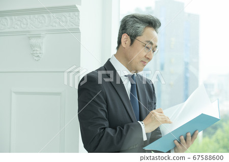 商務西裝男人 67588600