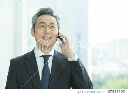 商務西裝男人 67588605