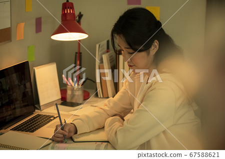 Lifestyle,study,woman 67588621